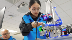 <b>选手熟悉设备和竞赛流程</b>